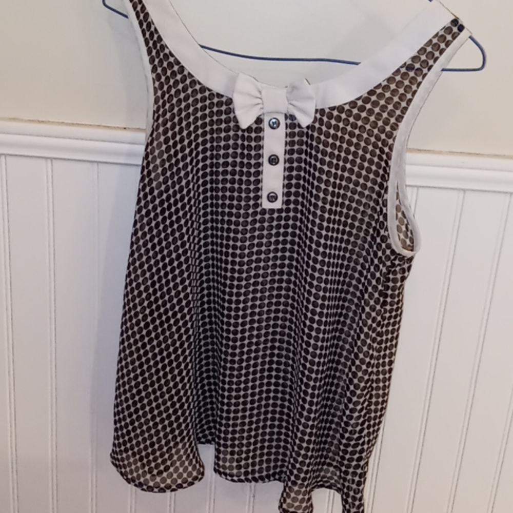 Cute sleeveless top with bow detail
